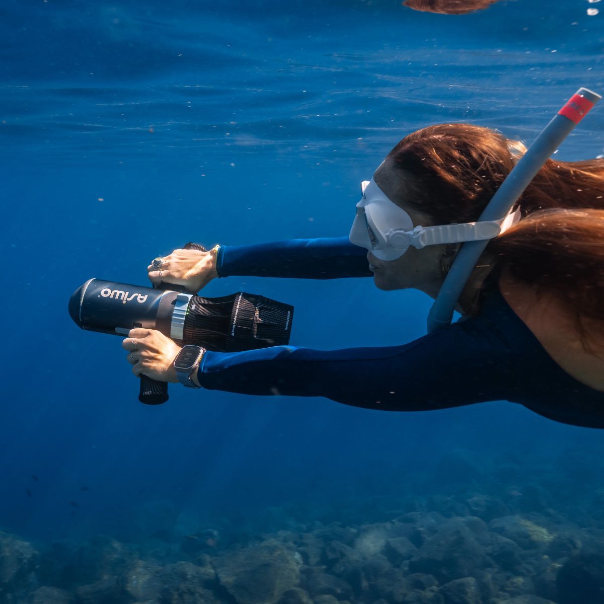 Asiwo u1 used as sea scooter underwater