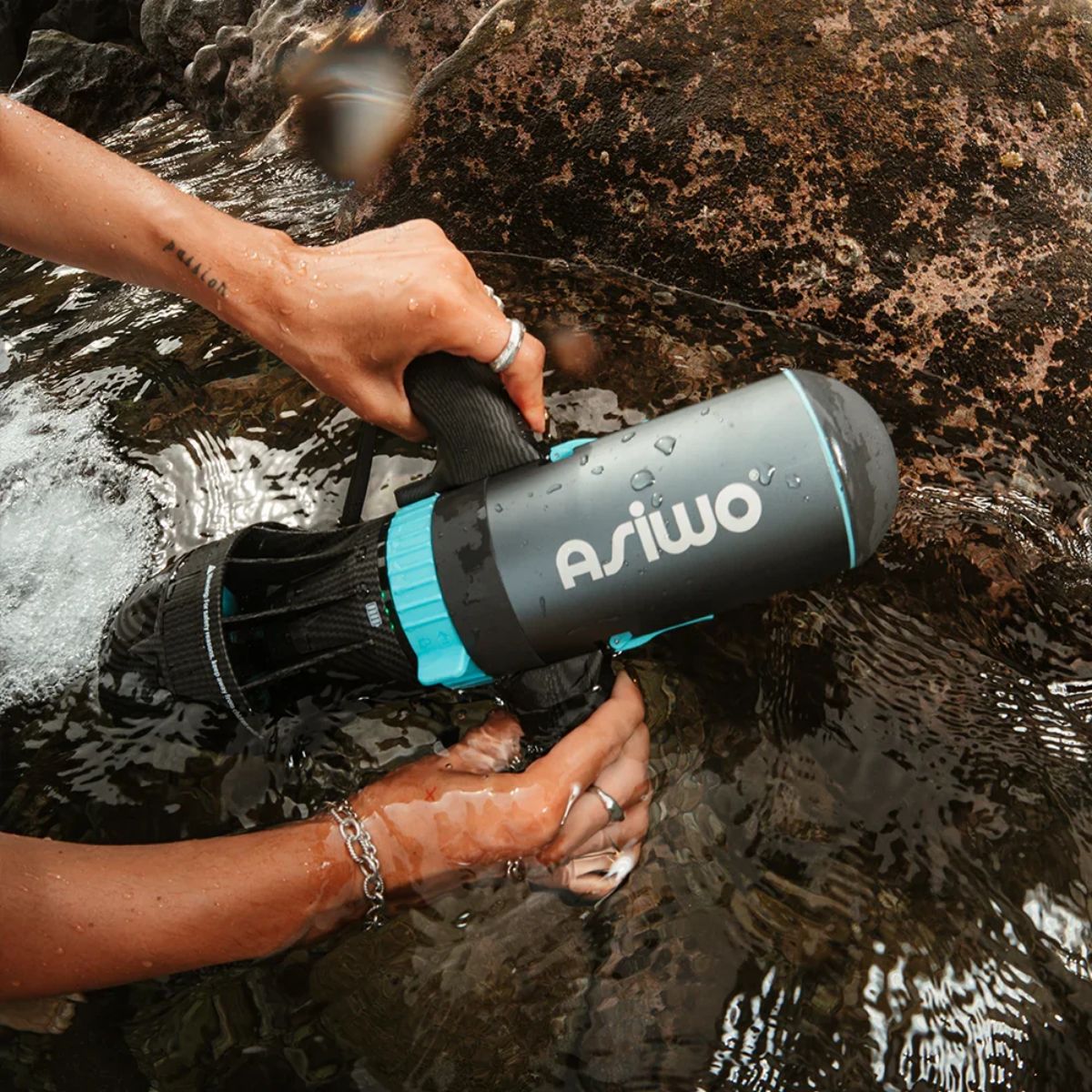 Hand holding asiwo u1 motor